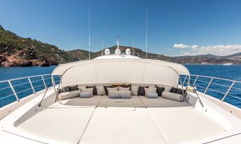 Beachouse yacht charter lifestyle