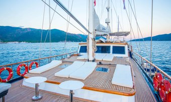 Dea Del Mare yacht charter lifestyle