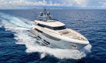 Cofina yacht charter Custom Line Motor Yacht