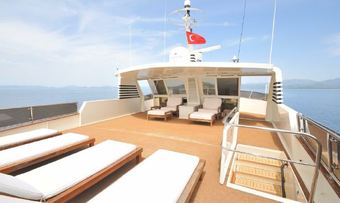 Esperanza yacht charter lifestyle