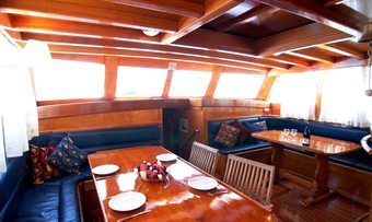 Syrolana yacht charter lifestyle
