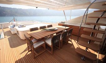 Vela yacht charter lifestyle