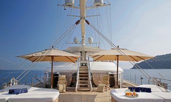La Luna yacht charter lifestyle