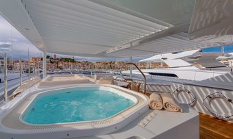 Lucy III yacht charter lifestyle