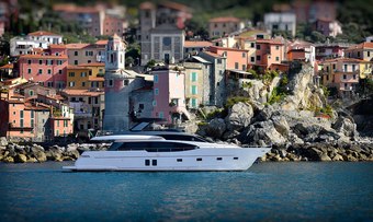 EM3 yacht charter lifestyle