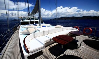 Ece Arina yacht charter lifestyle