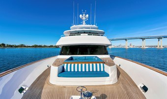 El Rey yacht charter lifestyle