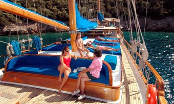 Syrolana yacht charter lifestyle
