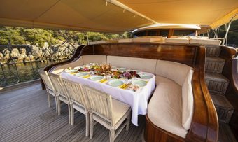 Pina yacht charter lifestyle