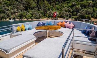Deep Water yacht charter lifestyle