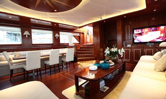 La Bella Vita yacht charter lifestyle