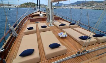 Mar & Mar yacht charter lifestyle