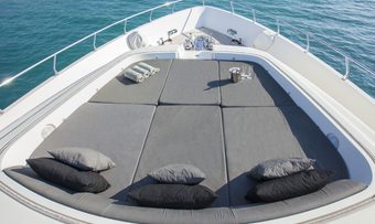 RG512 yacht charter lifestyle