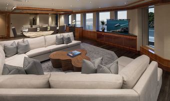 Muchos Mas yacht charter lifestyle
