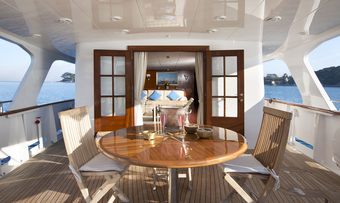 Mizar yacht charter lifestyle