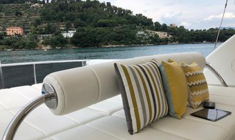 Dubai yacht charter lifestyle
