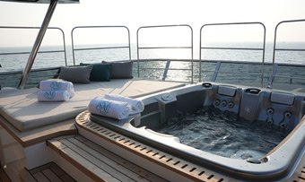 Geulunel yacht charter lifestyle