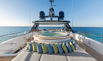 Wave yacht charter lifestyle