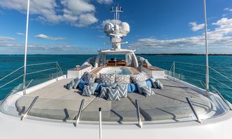 Lind yacht charter lifestyle