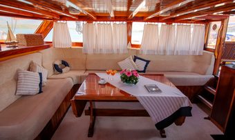 Lady Sovereign II yacht charter lifestyle