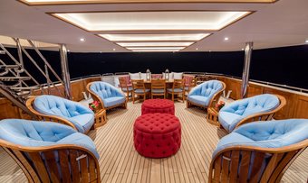 Chesella yacht charter lifestyle