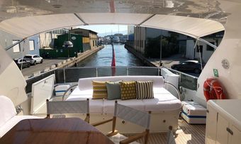 Dubai yacht charter lifestyle