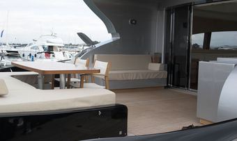 El Disparo yacht charter lifestyle