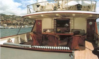 El Bravo yacht charter lifestyle