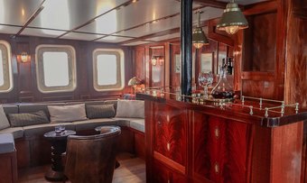 Balto yacht charter lifestyle