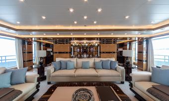 Luna B yacht charter lifestyle