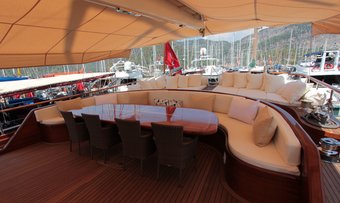 Carpe Diem V yacht charter lifestyle