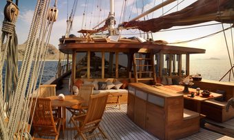Si Datu Bua yacht charter lifestyle
