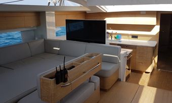 Luce Guida yacht charter lifestyle