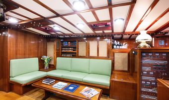 Quarta Santa Maria yacht charter lifestyle