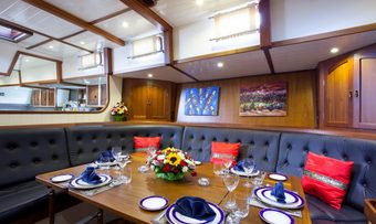Dallinghoo yacht charter lifestyle