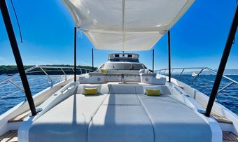 Wave yacht charter lifestyle