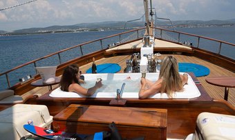 Dolce Vita yacht charter lifestyle