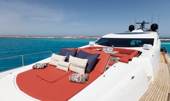 UM7 yacht charter lifestyle