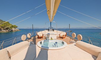 Tarkan 5 yacht charter lifestyle