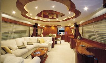 Jauni yacht charter lifestyle