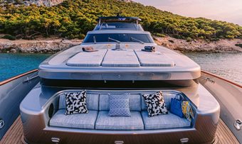 Oval yacht charter lifestyle