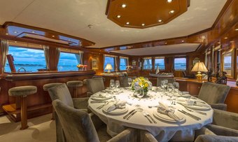 Zeepaard yacht charter lifestyle