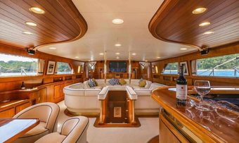 La Numero Uno yacht charter lifestyle