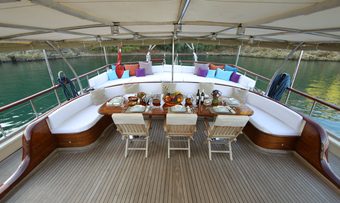 Dear Lila yacht charter lifestyle