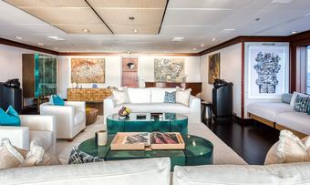 B2 yacht charter lifestyle