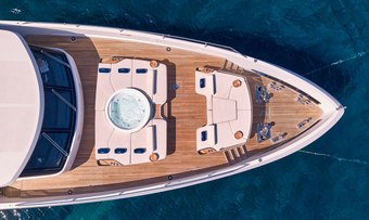 Volo Mare yacht charter lifestyle