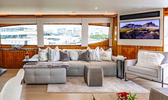 Indy yacht charter lifestyle
