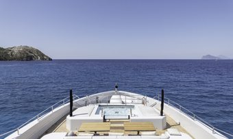 LEL yacht charter lifestyle