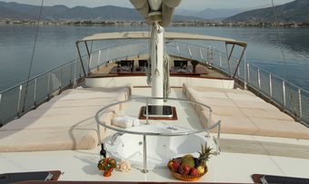 Queen Lila yacht charter lifestyle