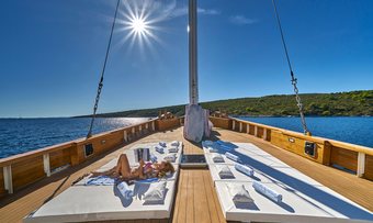 Ardura yacht charter lifestyle